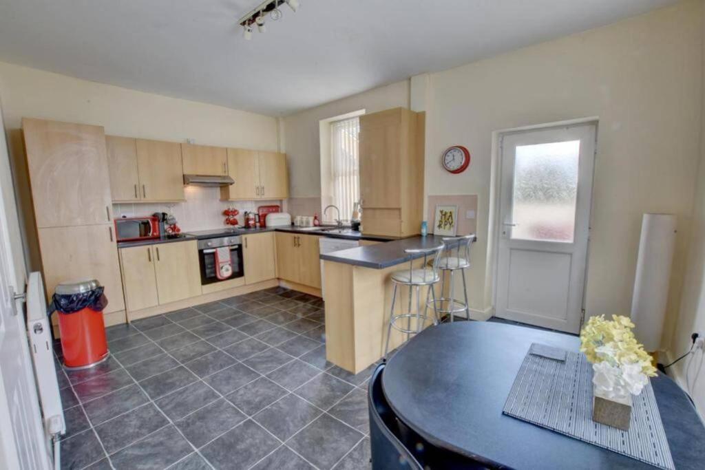 Pomfret House, 3 Bedrooms, Burnley Central, Contractors And Groups First Choice, Free Parking Exterior foto